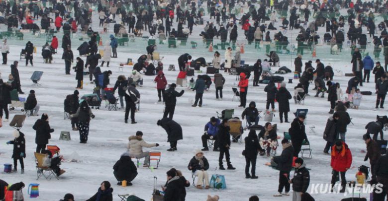 강원 화천 산천어축제 개막 둘째 주말인 17일 축제장 현장낚시터 접수처에는 이른 아침부터 수많은 인파가 몰려 인산인해를 이루고 있다.