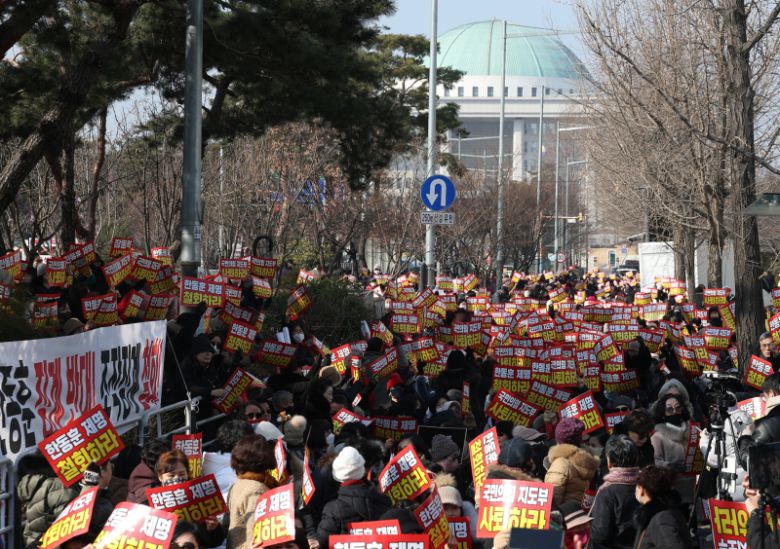 한동훈 전 대표 지지자들은 17일 국회 앞에서 한 전 대표 제명 취소를 촉구하는 집회를 열었다. 연합뉴스