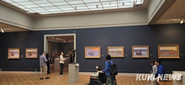 시카고 미술관은 모네 전시회를 처음으로 개최한 미술관이기도 하고, 파리 외 지역에서 모네의 회화와 종이 작품을 가장 많이 소장하고 있는 미국 내 유일한 미술관이다.