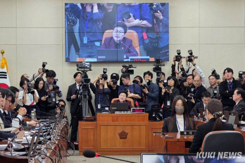 임이자 국회 재정경제기획위원회 위원장이 19일 국회 본청에서 열린 재경위 전체회의에서 발언하고 있다. 김건주 기자
