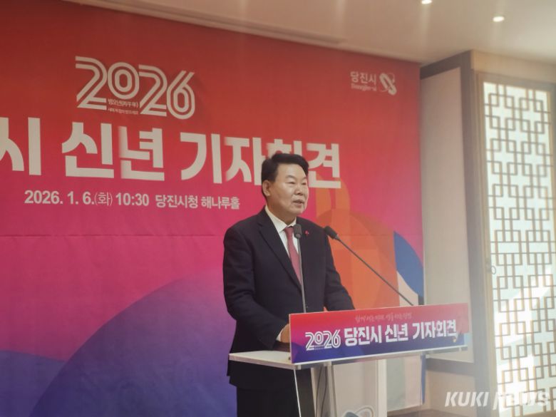 지난 6일 오성환 당진시장이 민선8기 신년기자회견을 통해 당진항의 추이가 향후 당진 경제의 흐름이 전환기를 맞을 것 같다고 설명하고 있다. 사진=이은성 기자