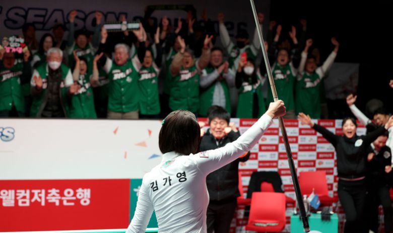 김가영의 승리로 하나카드 파이널 진출이 확정되자 팀 동료들이 환호하고 있다. PBA 제공