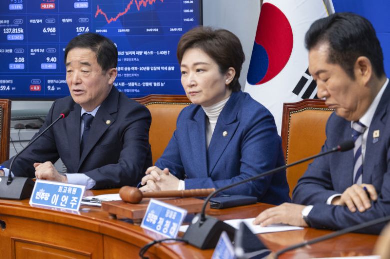 강득구 더불어민주당 최고위원(왼쪽)이 19일 국회에서 열린 최고위원회의에서 발언하고 있다. 연합뉴스