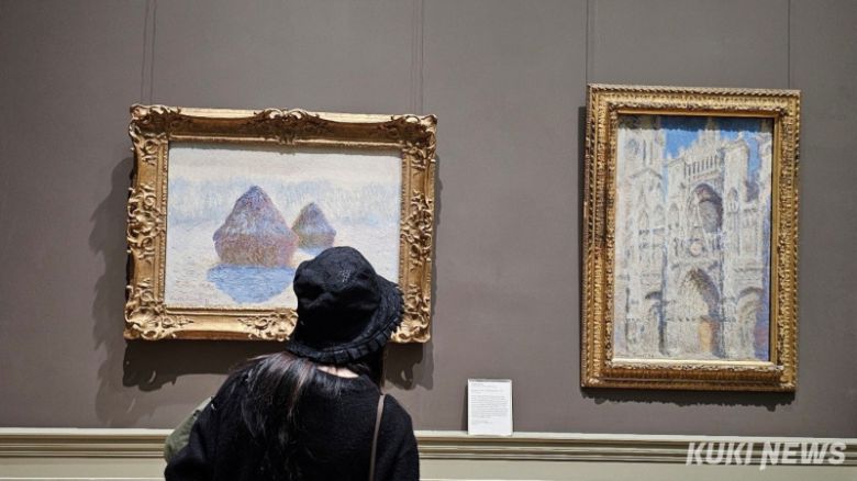 왼쪽은 클로드 모네, 밀짚 더미(눈과 태양의 효과), 1891, 캔버스에 유채, 65.4x 92.1cm, 오른쪽은 클로드 모네, 루앙 대성당: 입구(햇빛), 1894, 캔버스에 유채, 99.7x 65.7cm, 메트로폴리탄 미술관