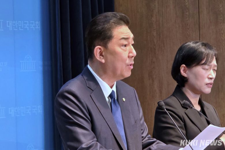 김병기 더불어민주당 의원이 19일 서울 여의도 국회 소통관 기자회견장에서 당 윤리심판원의 제명 의결 등에 대한 심경을 밝히고 있다. 김건주 기자