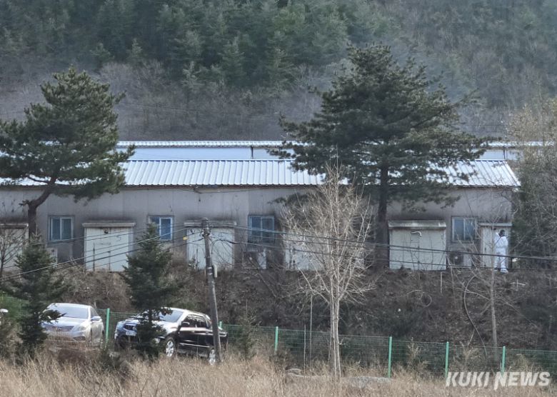 아프리카돼지열병(ASF)이 발생한 강릉의 한 양돈농장에서 사육되는 돼지 2만150 마리 가운데 19일 오전 현재 60% 가량인 1만2000여 마리에 대한 살처분이 완료됐다. 강릉 ASF 발생 양돈농장 모습.