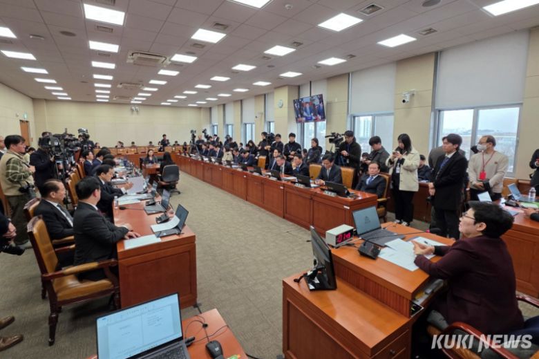 임이자 국회 재정경제기획위원회 위원장이 19일 국회 본청 재경위 회의실에서 전체회의를 열고 여야의 입장을 듣고 있다. 김건주 기자