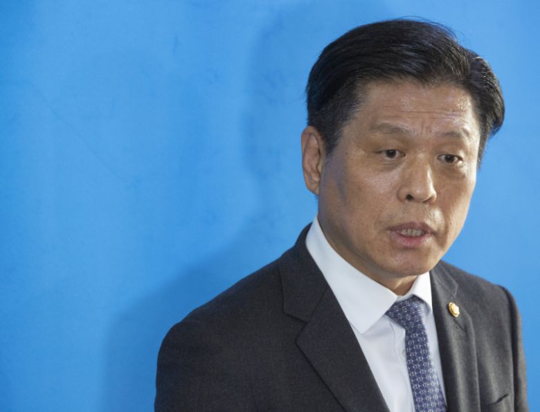 조승래 더불어민주당 사무총장이 19일 국회에서 이날 제명을 요구하며 기자회견을 열었던 김병기 전 원내대표의 탈당 처리와 관련한 브리핑을 하고 있다. 연합뉴스