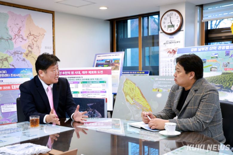 이상호 강원 태백시장이 쿠키뉴스와 인터뷰에서 태백시 국책사업들에 대해 설명을 하고 있다.