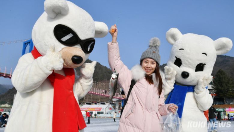 지난 17일 축제장을 찾은 동남아시아 관광객들이 산천어축제 프로그램을 즐기고 있다.(쿠키뉴스 DB)
