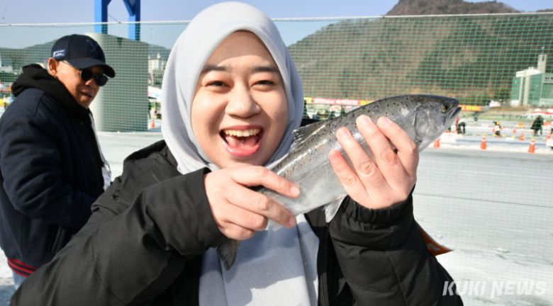 지난 17일 축제장을 찾은 동남아시아 관광객들이 산천어축제 프로그램을 즐기고 있다.(쿠키뉴스 DB)