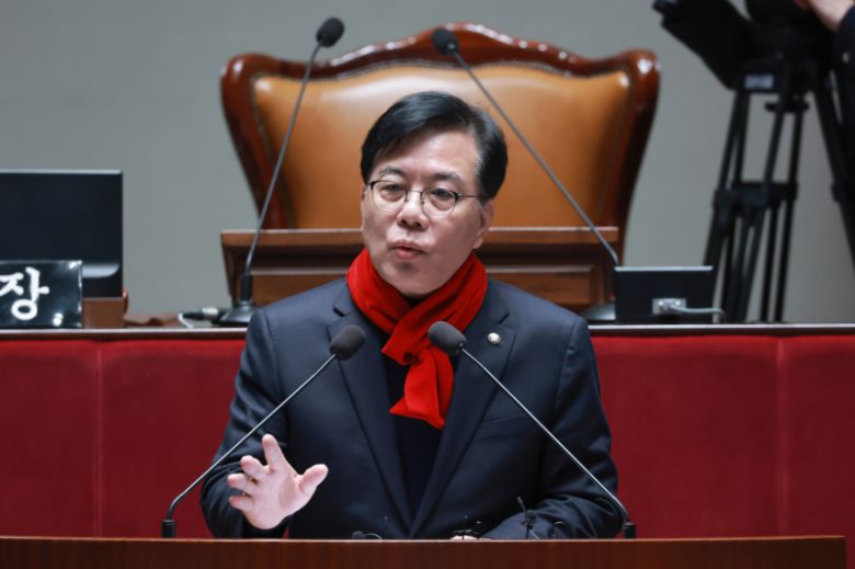 송언석 국민의힘 원내대표가 21일 서울 여의도 국회에서 열린 긴급 의원총회에 참석해 발언하고 있다. 연합뉴스