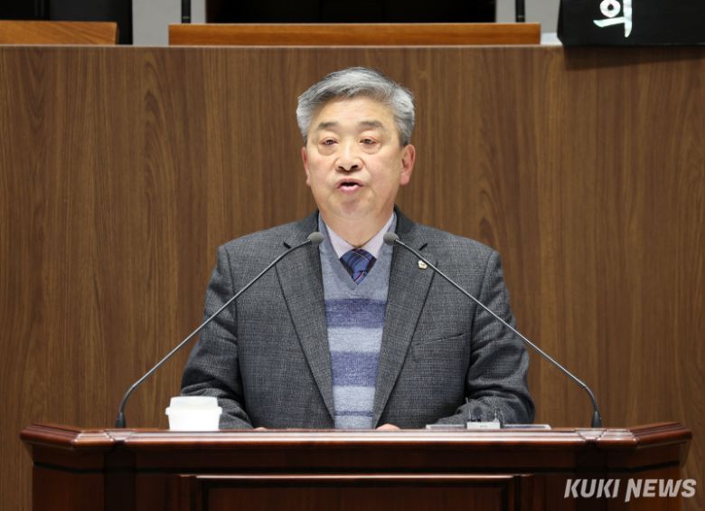 충남도의회 전익현 의원이 20일 임시회 제1차 본회의에서 ‘금강 해수유통을 위한 특별법 제정 촉구 건의안’에 대해 제안 설명을 하고 있다.
