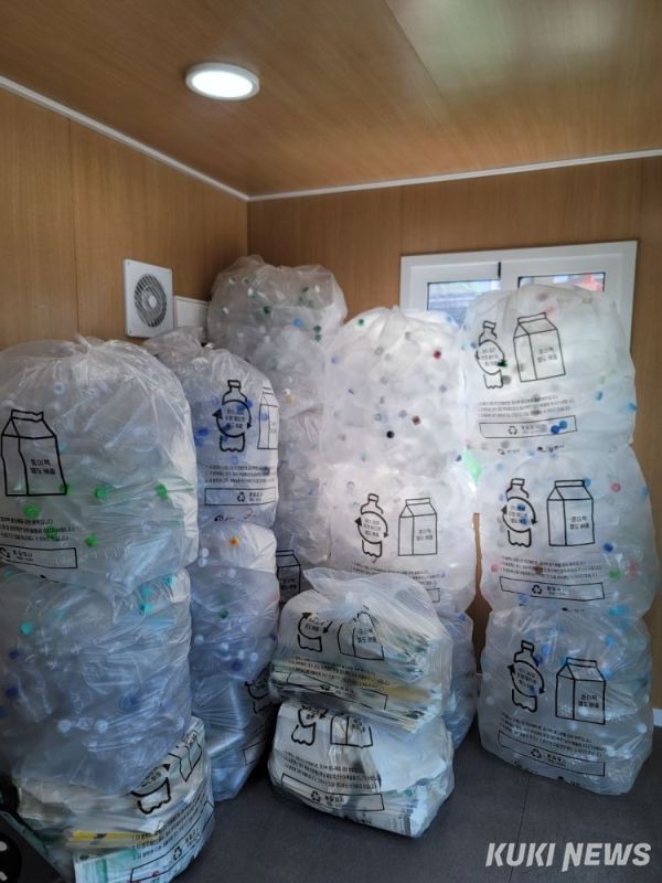 강릉시가 올해 442억원을 투입, 시민 참여 확대와 폐기물 처리 인프라 고도화를 통해 지속가능한 자원순환 경제 조성에 본격 나선다. 재활용품 교환소 고품질 재활용품 반납 장면. 강릉시 제공. 강릉시 제공