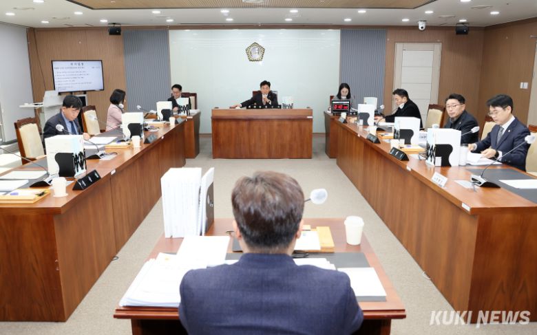 충남도의회 보건복지환경위원회는 21일 제363회 임시회 1차 회의를 열고 인구전략국 소관 조례안 심사 및 2026년 첫 주요업무계획을 보고 받았다.