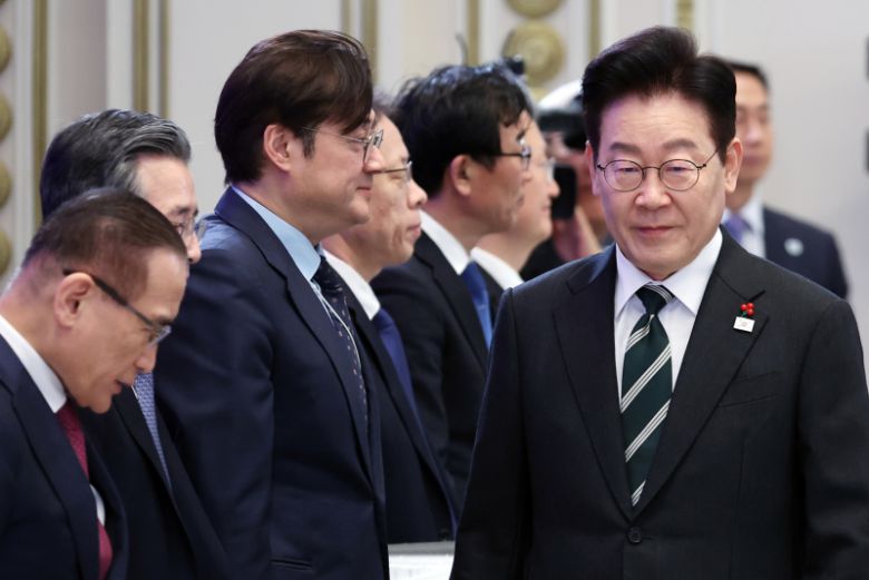 이재명 대통령이 21일 청와대 영빈관에서 열린 신년기자회견에 입장하고 있다.