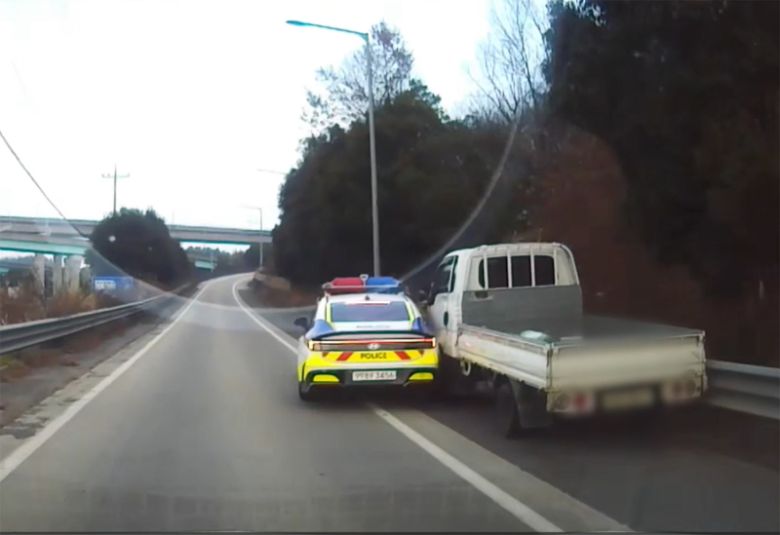 운전자가 저혈당으로 의식을 잃은 채 고속도로로 향한 화물차량을 순찰차로 멈춰 세워 대형 사고를 막은 아찔했던 상황이 뒤늦게 알려졌다. /전남경찰청