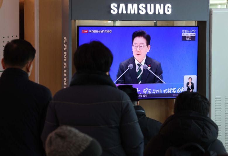 21일 서울 용산구 서울역 대합실에서 시민들이 이재명 대통령 신년 기자회견 방송을 지켜보고 있다.