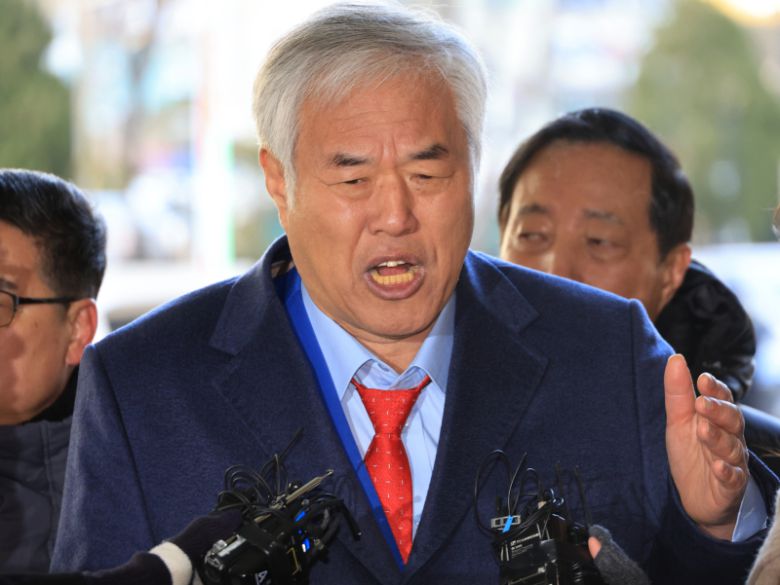 전광훈 사랑제일교회 목사가 지난 13일 서울서부지방법원에서 열린 구속 전 피의자 심문에 출석하며 기자의 질문에 답하고 있다. 연합뉴스