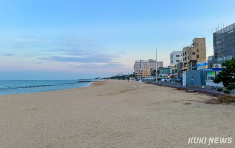 강릉시가 21일 강문동 일원에서 강문어촌계·지역주민 등 20여명이 참석한 가운데 ‘강문항 어촌신활력증진사업의 기본계획 및 실시설계용역 착수보고회’를 열고, 본격적인 사업 추진에 들어갔다. 강문해변. 강릉시 제공