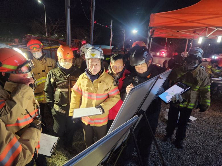 부산 기장군 산불현장에서 소방당국이 진압 방안을 논의하고 있다. 부산소방본부 제공.