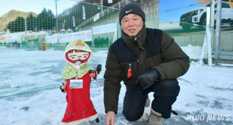 22일 화천산천어축제장을 찾은 한 관광객들이 자동으로 낚싯대를 흔드는 로봇을 직접 만들어 산천어 낚시를 하고 있다.(화천군 제공)