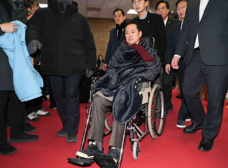 ‘통일교·공천 헌금’ 쌍특검법을 요구하며 여드레째 단식 중인 장동혁 국민의힘 대표가 건강 악화로 국회에서 병원으로 이송되고 있다.
