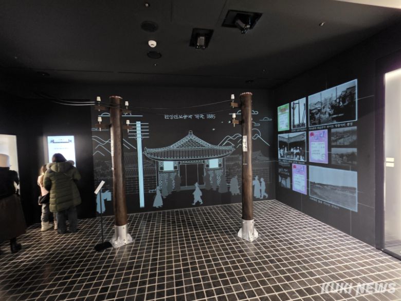 KT 온마루는 1885년 세워진 첫 전신주를 통해 전보가 오가던 시대의 광화문 거리를 재현했다. 정우진 기자