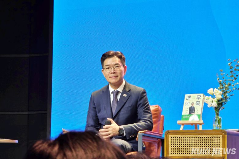 정원오 서울 성동구청장이 21일 저녁 서울 종로구에서 북토크에 참석해 성동구 확대 배경을 설명하고 있다. 김건주 기자