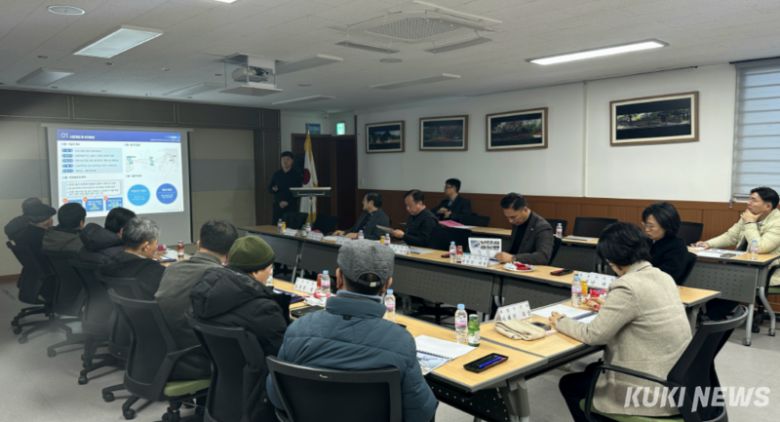 강릉시가 21일 강문동 일원에서 강문어촌계·지역주민 등 20여명이 참석한 가운데 ‘강문항 어촌신활력증진사업의 기본계획 및 실시설계용역 착수보고회’를 열고, 본격적인 사업 추진에 들어갔다. 강문항 어촌신활력증진사업의 기본계획 및 실시설계용역 착수보고회 모습. 강릉시 제공