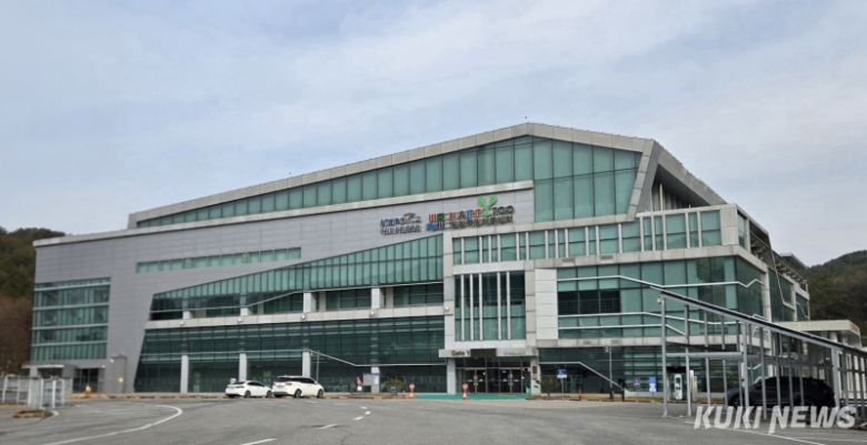 레슬링 국가대표 상비군팀과 충남도청팀·경북체육회팀 등 국가대표와 학생·실업선수단 등 레슬링팀 250여명이 올해 1월 20일부터 2월 13일까지 평창군 국민체육센터 전용훈련장에서 합동 동계 전지훈련을 진행한다. 평창군 국민체육센터.