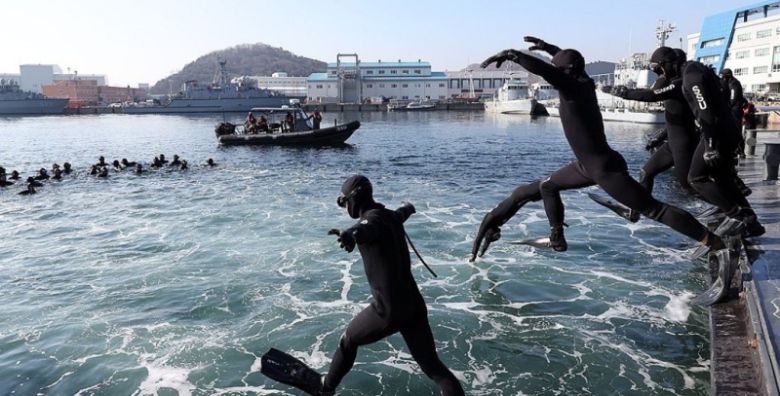 경남 창원시 진해구 진해 군항에서 혹한기 훈련 전투 수영을 위해 입수하고 있다. 해군 제공
