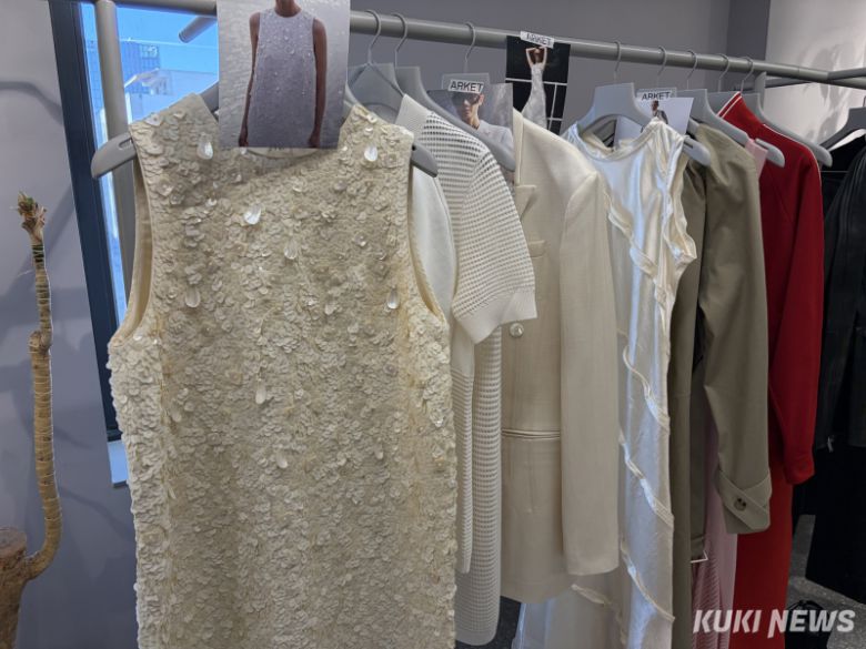 여름 호수에 비친 윤슬을 표현한 나시. 심하연 기자