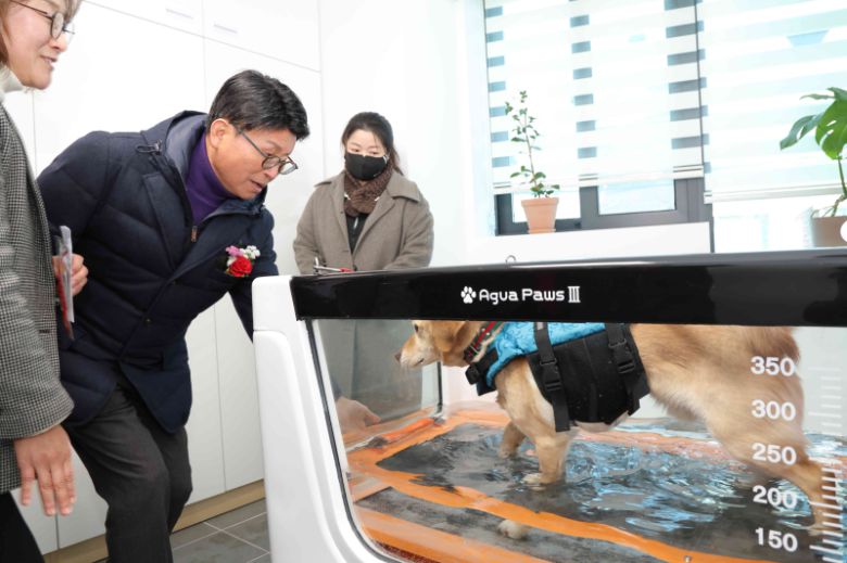 배광식 북구청장이 ‘관음동물사랑교육센터’ 내부를 둘러보고 있다. 북구청 제공