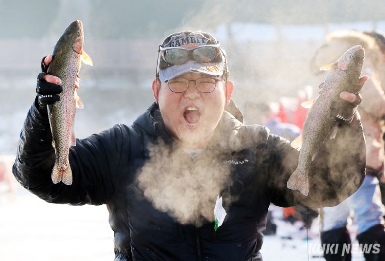 평창송어축제 20주년을 기념한 ‘2026 평창송어 얼음낚시 대회’가 오는 29일부터 30일까지 이틀간 강원 평창군 진부면 오대천 평창송어축제장 일원에서 열린다. 2026년 평창송어축제 모습. 평창군 제공