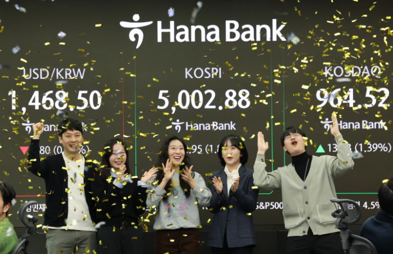 22일 코스피가 사상 처음으로 5000선을 돌파하자 하나은행 딜링룸 직원들이 환호하고 있다. 박효상 기자