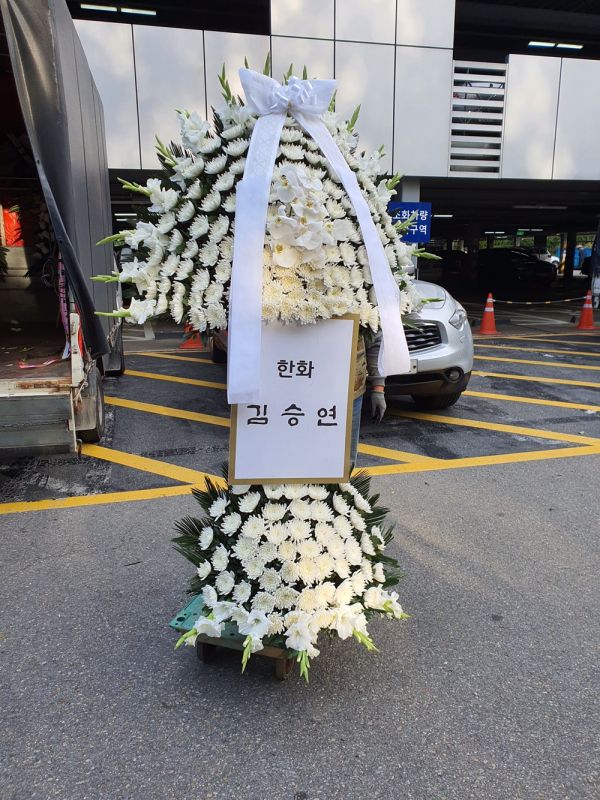 지난 25일 이건희 회장의 빈소가 마련된 서울 강남구 삼성서울병원 장례식장에 김승연 한화그룹 회장이 조화를 보냈다. [사진제공=공동취재단]