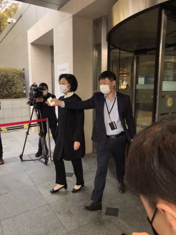 박영선 중소벤처기업부 장관이 27일 오후 이건희 회장의 빈소를 찾아 조문했다. [사진=이형선 기자]