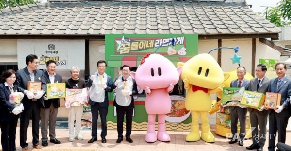 대전시는 지난 9일 첫 출시된 꿈돌이 라면이 15일 기준 누적 판매량 20만 개를 기록했다고 밝혔다. 사진은 이장우 시장(왼쪽 여섯 번째)이 소제동에 문을 연 '꿈돌이네 라면가게' 앞에서 기념촬영을 하고 있다. [사진제공=대전시]