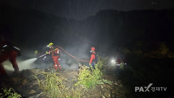 산림청 소속 공중진화대, 산불재난특수진화대 등 진화대원들이 폭염과 어두운 밤을 이겨내며 잔불을 진화하고 있다. [사진제공=산림청]