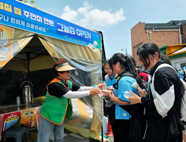 송정1동 접이식 그늘막, 이동형 그늘쉼터 운영 [사진=광주광역시 광산구]