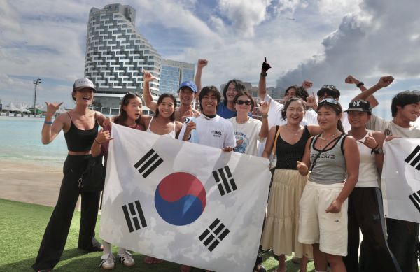 시흥 거북섬 웨이브파크에서 열린 '2025 WSL 월드서프리그 시흥 코리아 오픈' 대회가 20일, 짜릿한 결승전을 끝으로 성황리에 막을 내렸습니다./사진=이상묵 기자