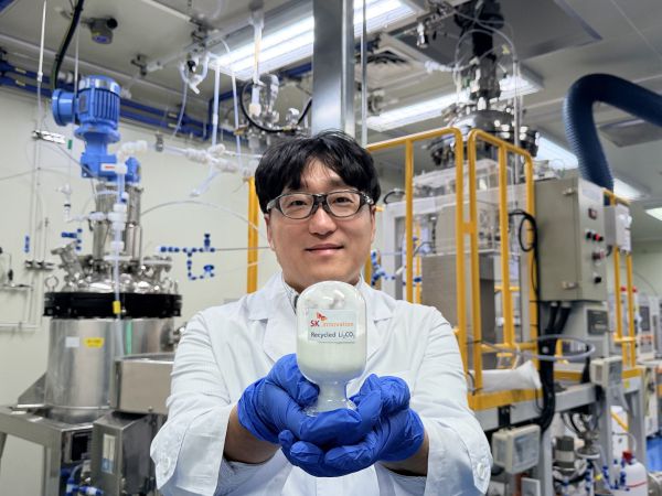 SK이노베이션 환경과학기술원 연구원이 LFP 배터리 재활용 기술을 통해 회수한 탄산리튬(Li₂CO₃)을 소개하고 있다. [사진=SK이노베이션]