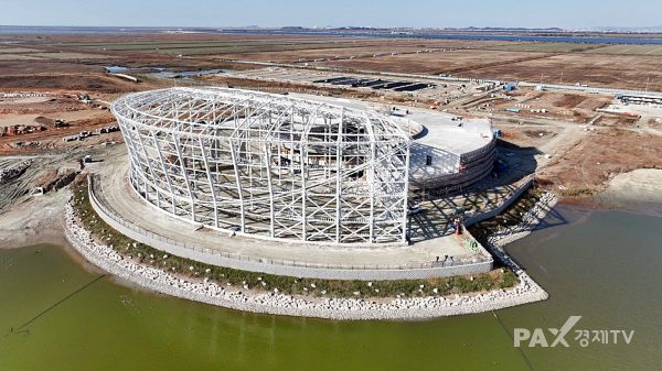 산림청은 2027년 준공 예정인 국립새만금수목원 조성사업의 2026년도 예산이 878억 원으로 최종 확정됐다고 12일 밝혔다. 사진은 2027년 준공 예정인 국립새만금수목원 건축현장 전경. [사진제공=산림청]