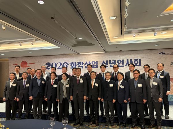 나성화 산업통상자원부 산업공급망정책관과 신학철 한국화학산업협회장 등 참석자들이 16일 서울 중구 롯데호텔 서울에서 열린 ‘2026년도 화학산업 신년인사회’에서 기념촬영을 하고 있다. [사진=김소이 기자]