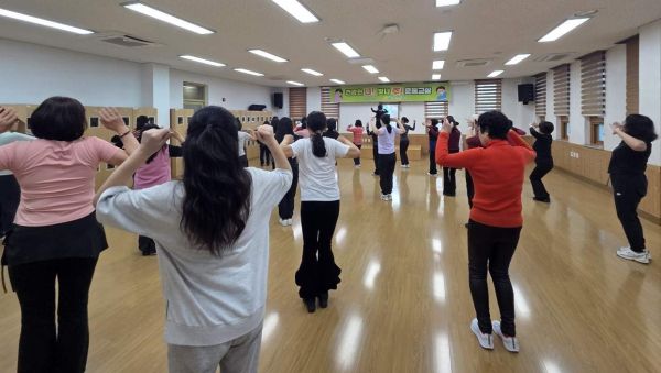 나주시 빛가람건강생활지원센터는 지역 주민의 신체활동 증진과 건강한 생활 습관 형성을 위해 신체활동 프로그램 1기를 본격 운영하고 있다. 사진은 라인댄스-‘건강한 나! 빛나 주! 운동 교실’. [사진=전라남도 나주시]