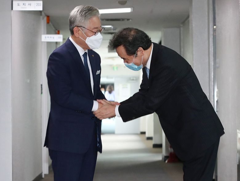 ▲ 악수 나누는 이낙연 더불어민주당 대표(사진 오른쪽)와 이재명 경기도지사