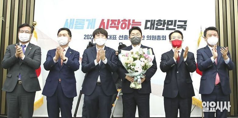 지난 4일, 권성동 국민의힘 후보(사진 오른쪽서 세 번째)가 서울 여의도 국회서 열린 국민의힘 원내대표 선출을 위한 의원총회서 조해진 후보(오른쪽서 첫 번째)를 누르고 꽃다발을 들고 있다. ⓒ박성원 기자