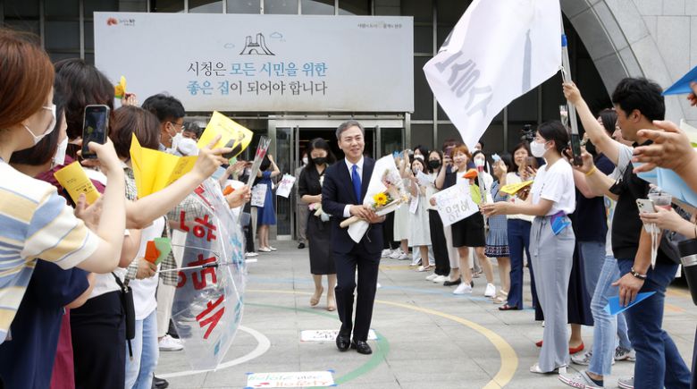 김승수 전주시장이 퇴임식 직후 시민과 임직원들의 환호를 받으며 시청을 나서고 있다.