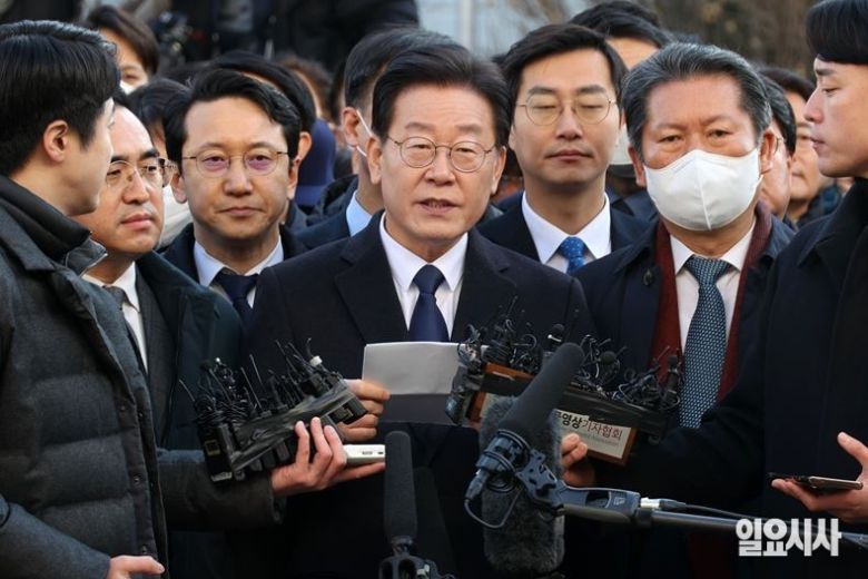 ▲ 지난달 10일, 검찰 소환 조사에 앞서 취재진 질문에 답변하는 이재명 더불어민주당 대표 ⓒ고성준 기자